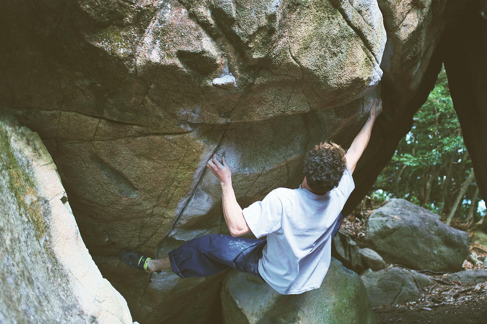 自然の岩場でボルダリング!